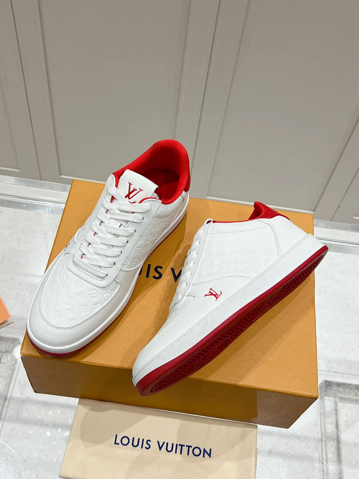 👟👟Ex-factory price 680👟👟 LV new style casual white shoes for men, simple and fashionable, light and comfortable, size: 39-44 (order 45)